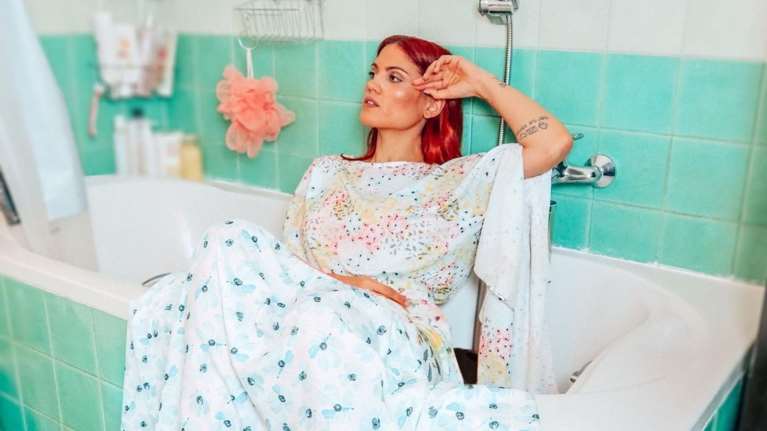 Μαίρη Συνατσάκη: Μέσα στο υπερ-μοντέρνο, χρωματιστό σπίτι της - Σαν να έχει βγει από περιοδικό [εικόνες]