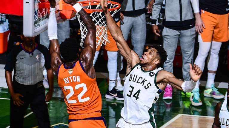 Τελικοί NBA: Οι Μπακς ισοφάρισαν 2-2 τους Σανς σε ένα παιχνίδι &quot;θρίλερ&quot;