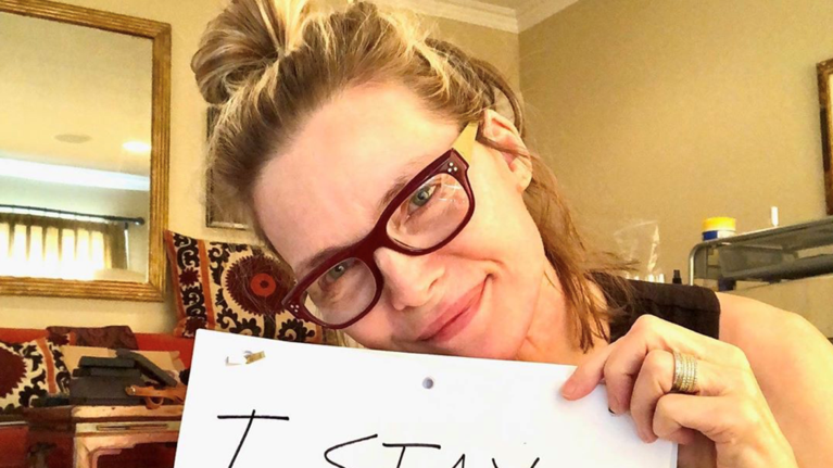 Τι μπλούζα φοράει η Μισέλ Φάιφερ σπίτι της και δε την αλλάζει;