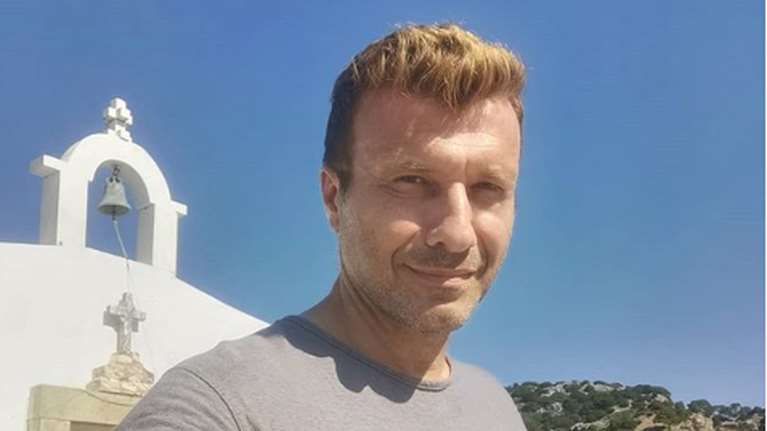 Γιάννης Πλούταρχος: Σπάνια φωτογραφία με τη σύζυγο και τα 4 παιδιά του - Από τις διακοπές