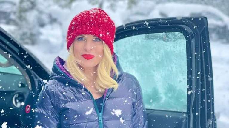 Μαρίνα Παντζοπούλου: Η μικρή κόρη της Μενεγάκη παίζει στα χιόνια με τον σκύλο της