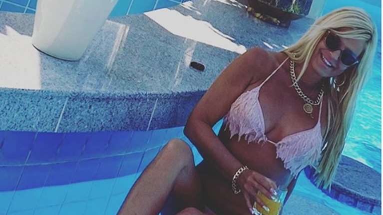 Η Μαρίνα Πατούλη ποζάρει με μαύρο μπικίνι... στο ηλιοβασίλεμα [εικόνα]