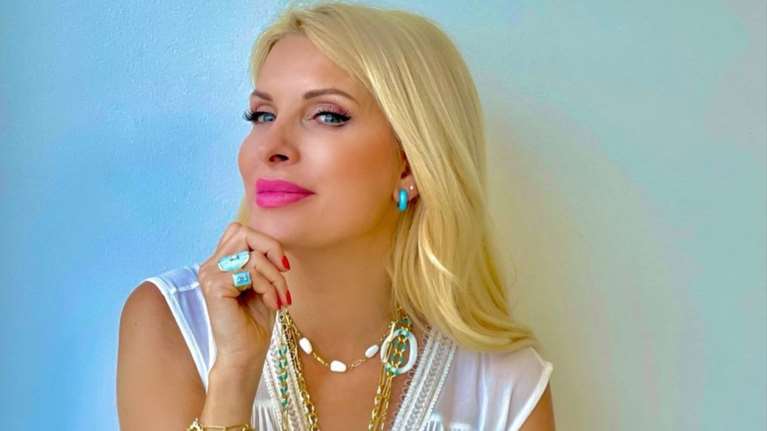 Ελένη Μενεγάκη: Ποζάρει με λευκό τοπ, τζιν και πολλά κοσμήματα μέσα στο γραφείο της στο Mega