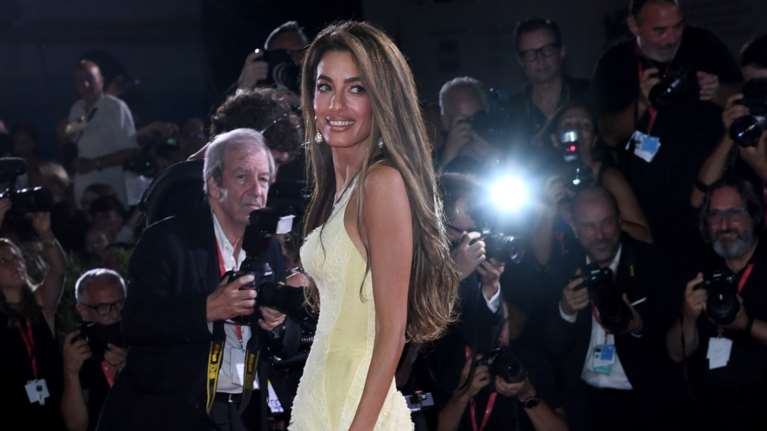 Αμάλ Κλούνεϊ: Εκθαμβωτική στο Φεστιβάλ της Βενετίας με φόρεμα Versace με ραβδωτό μπούστο και φούστα- καταρράκτη από λεπτή δαντέλα