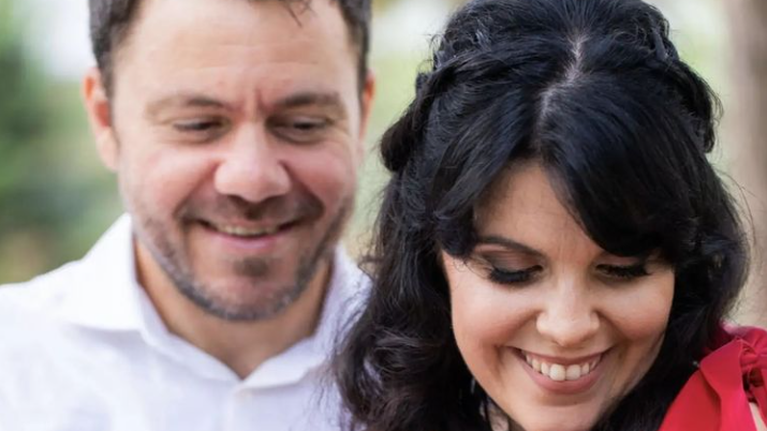 Ευτύχης Μπλέτσας - Ηλέκτρα Αστέρη: Φωτογραφίζουν την μπέμπα τους με φόντο το χριστουγεννιάτικο δέντρο