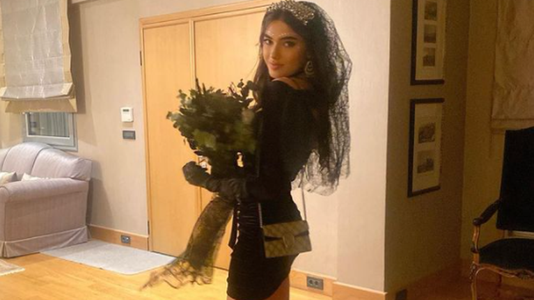 &quot;Τrick or treat&quot;: Η πανύψηλη Λυδία Ευαγγελάτου μεταμορφώθηκε σε Halloween νύφη με σούπερ μίνι &amp; hot πέδιλα