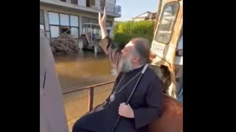 Τρίκαλα: O Μητροπολίτης ευλόγησε τους πλημμυροπαθείς πάνω σε μια καρότσα τρακτέρ [βίντεο]