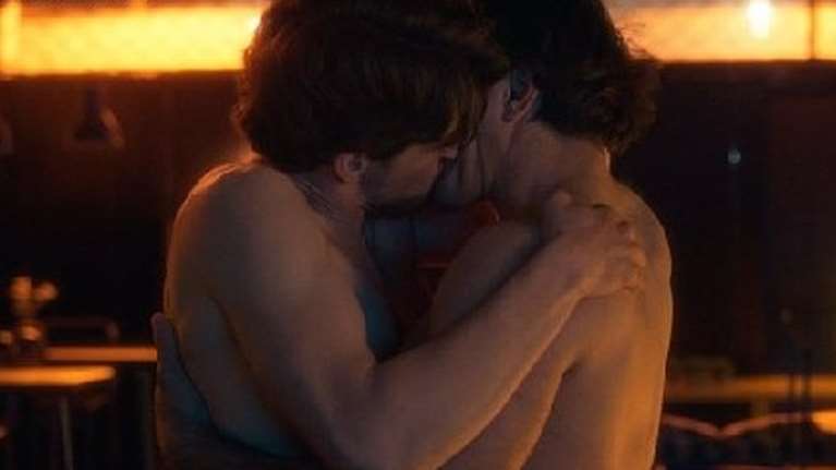 Σέρρες: Η τρυφερή ερωτική σκηνή του Οδυσσέα με τον Αγγελο - Αποθέωση στο Χ - &quot;Από τις καλύτερες της τηλεόρασης&quot;