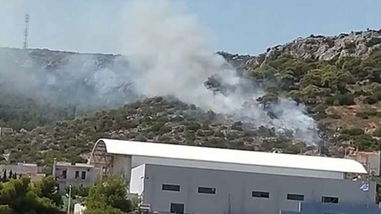 Αττική: Φωτιά στο Ποικίλο Όρος -  Επιχειρούν επίγειες και εναέριες δυνάμεις [βίντεο]