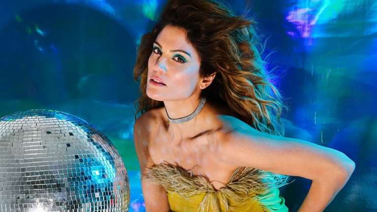 Μαίρη Συνατσάκη: Ποζάρει με μαύρο εφαρμοστό φόρεμα δίπλα στο μίνιμαλ χριστουγεννιάτικο δέντρο [εικόνα]