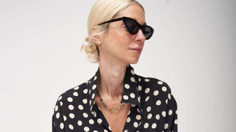 &quot;Για να μην μείνω καραφλή&quot;: Η Σοφία Καρβέλα έβαψε τα μαλλιά της καστανά και αποχαιρέτησε το πλατινέ