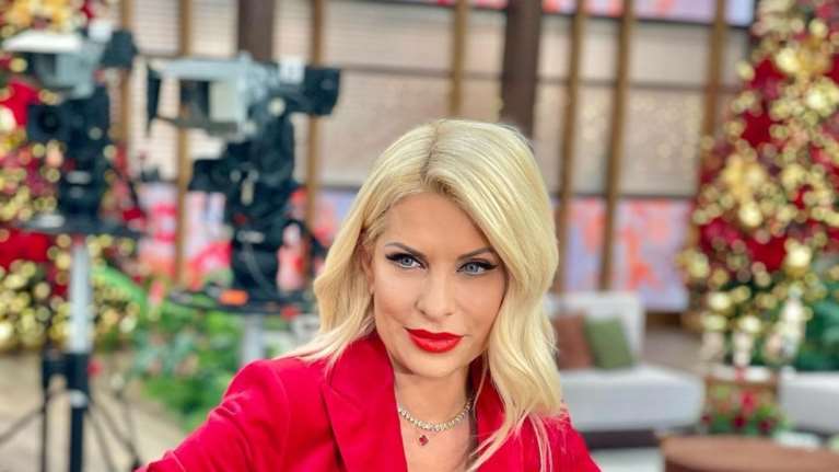 Τα γιορτινά looks της Ελένης Μενεγάκη: Η βελούδινη φόρμα και το κατακόκκινο κοστούμι [εικόνες]