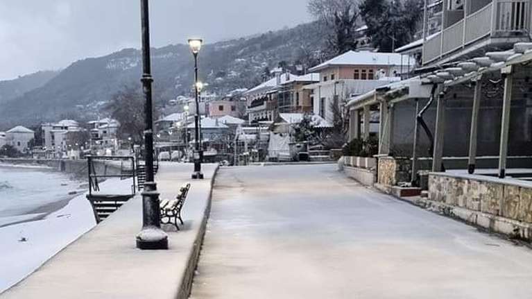 Βόλος και Πήλιο: Σφοδρή χιονοθύελλα - Μάχη να κρατηθούν οι δρόμοι ανοιχτοί [εικόνες - βίντεο]