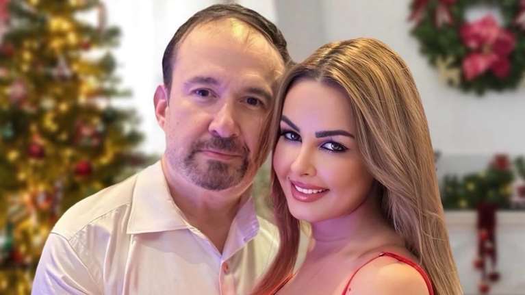 Ο Γιάννης Παπαμιχαήλ εύχεται &quot;Καλή Χρονιά&quot; αγκαλιά με τη σύζυγό του Έλενα Κολτζή [εικόνα]