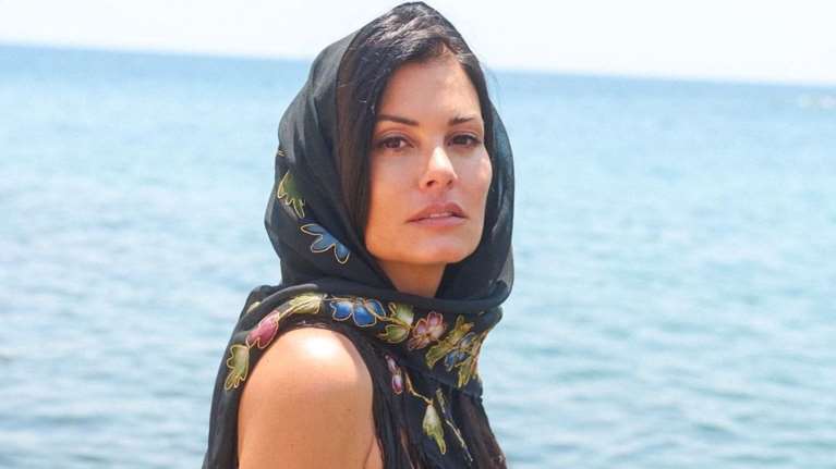 Μαρία Κορινθίου: Αιθέρια και ξυπόλητη στα στενά της Αντιπάρου - Με μωβ slip dress [εικόνες]