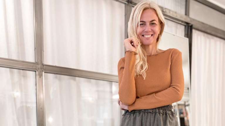 Χριστίνα Κοντοβά: Με εντυπωσιακό πανωφόρι σε ορεινή εξόρμηση με την κόρη της, Ada [Εικόνες]