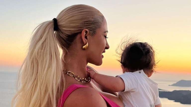 &quot;Ο νουνίτο γίνεται Πάρης&quot;: Το προσκλητήριο της βάφτισης του γιου της Τούνη - Οι νονοί [βίντεο]