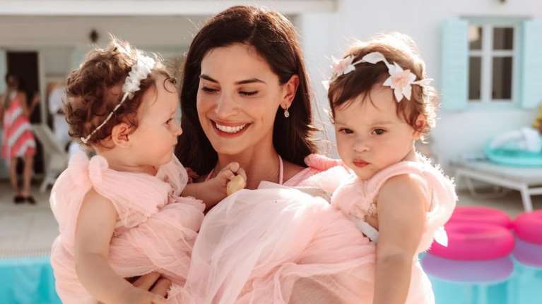 Χριστίνα Μπόμπα: Στην πισίνα με τις κόρες της Αριάνα και Φιλίππα - Η μεγάλη αγάπη των διδύμων