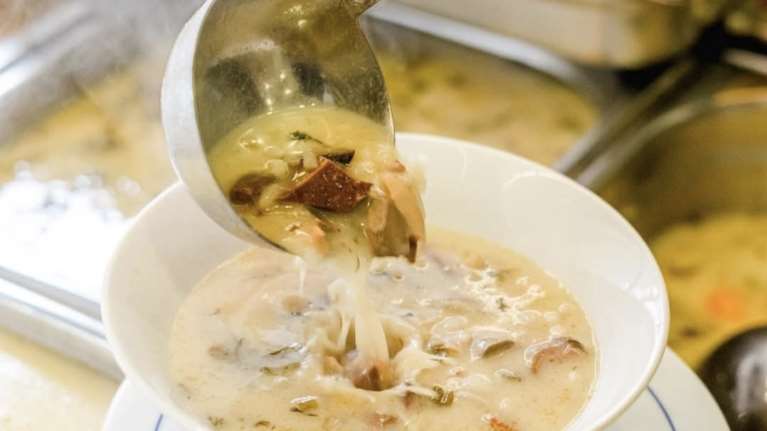 Ο Δημήτρης Τσαρούχας φτιάχνει τη διασημότερη μαγειρίτσα - Μυστική συνταγή, λίστες αναμονής, φεύγει κατεψυγμένη έξω