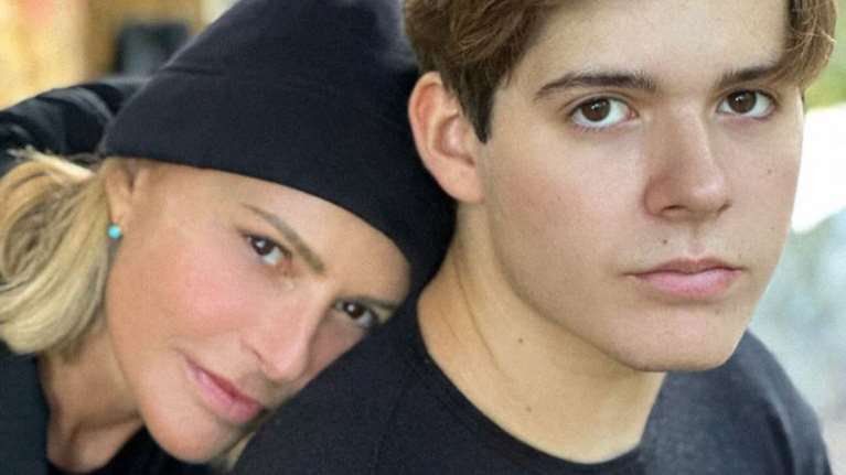 Ο Μάξιμος Κωστόπουλος στην κουζίνα της μητέρας του - Σπάνιο οικογενειακό κλικ