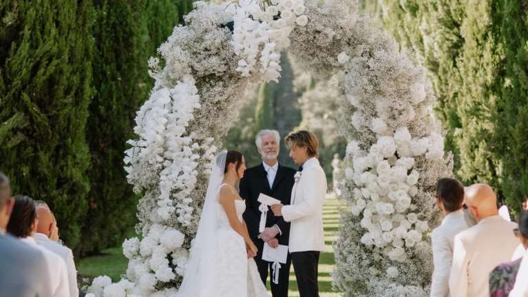 Ο λαμπερός δεύτερος γάμος του Τζέικ Μπον Τζόβι και της Μίλι Μπόμπι Μπράουν σε εντυπωσιακή έπαυλη στην Ιταλία [βίντεο]