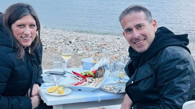 Ρομαντική απόδραση Κωνσταντοπούλου -  Καραναστάση: "Ανάσα δίπλα στη θάλασσα"