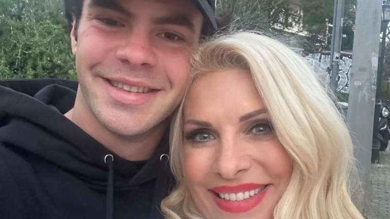 "Μαμά και γιος σε κέφια": Η selfie της Ελένης Μενεγάκη με τον Άγγελο Λάτσιο - Χαμογελαστοί και ευδιάθετοι