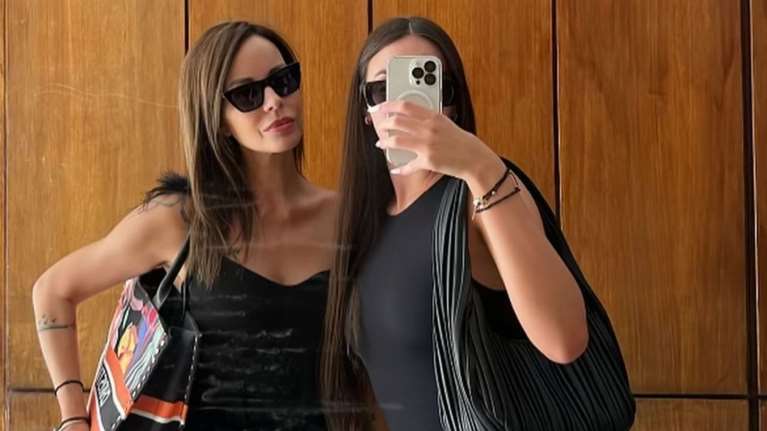 Η Ιωάννα Λίλη ποζάρει με την 17χρονη κούκλα κόρη της - Σαν δυο σταγόνες νερό [εικόνες]