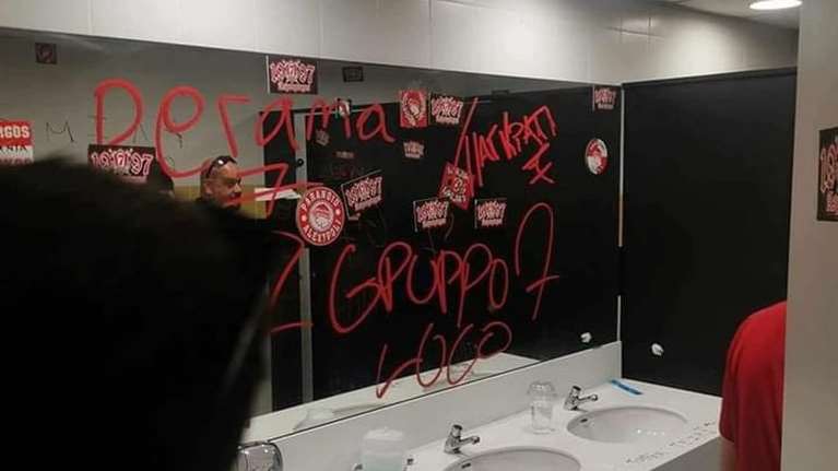 Οπαδοί του Ολυμπιακού βανδάλισαν τις τουαλέτες στο γήπεδο της ΑΕΚ - Σπασμένες πόρτες, αυτοκόλλητα και συνθήματα [εικόνες]