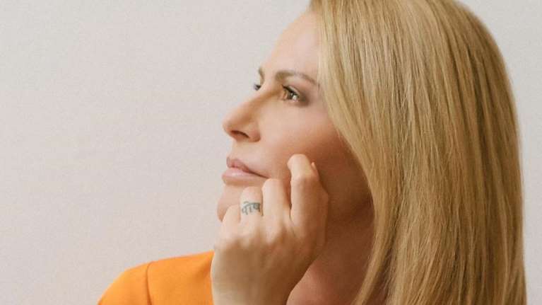 Τζένη Μπαλατσινού: Η απίθανη βόλτα της στην φθινοπωρινή Πάτμο - Η θέα και η γαλήνια θάλασσα