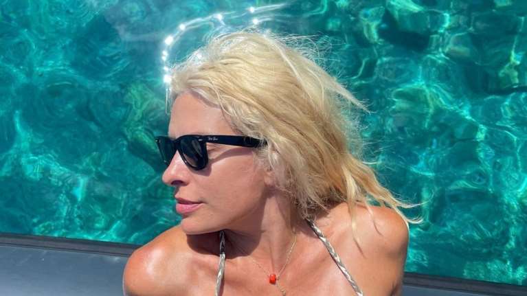 Το απέραντο γαλάζιο της Ελένης Μενεγάκη - Οι διακοπές με φουσκωτό &amp; οι πόζες με μαγιό πάνω στο σκάφος