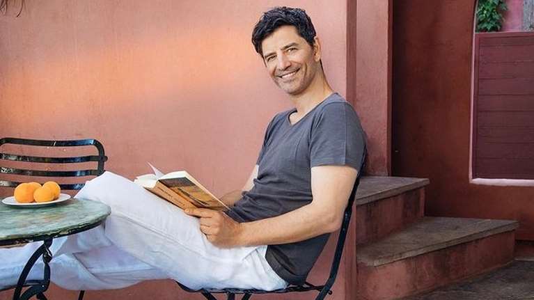 Σάκης Ρουβάς: Μόνος του ξαπλωμένος στη μπανιέρα του σπιτιού του - Η ασπρόμαυρη φωτογραφία