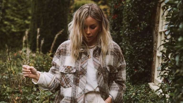 4 μοντέρνοι τρόποι να συνδυάσεις το καρό και να βγεις… στο μπαλκόνι προς το παρόν!