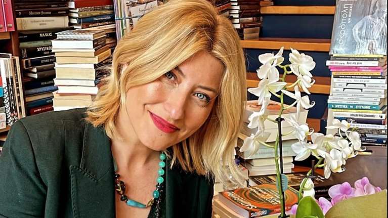 Σία Κοσιώνη: Με ασορτί κρουαζέ τοπ - σακάκι και γόβες σε απόχρωση έκπληξη στην παρουσίαση του πρώτου της βιβλίου