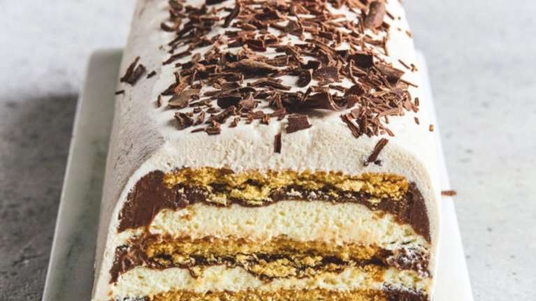 Παγωμένο μπισκοτογλυκό με σοκολάτα, κρέμα και βύσσινο - Τέλειο καλοκαιρινό επιδόρπιο