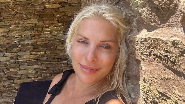 Ελένη Μενεγάκη: Βόλτες με το σκάφος στα τυρκουάζ νερά του Ιονίου - Οι πόζες με ψάθινο καπέλο