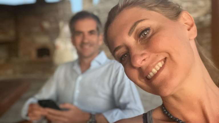 Η Σία Κοσιώνη και ο Κώστας Μπακογιάννης αγκαλιά με τον Δήμο στο σπίτι τους  - Η τρυφερή αφιέρωση