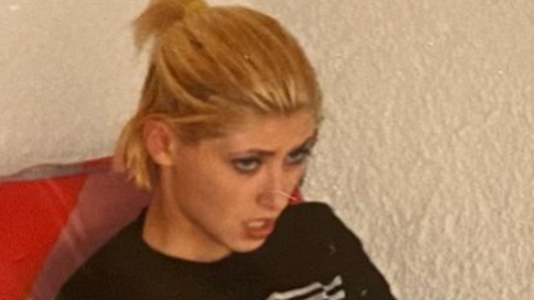 Η κούκλα 18χρονη Σία Κοσιώνη διαβάζει για τις Πανελλήνιες: Παρά πολύ πιεσμένη και τσαντισμένη