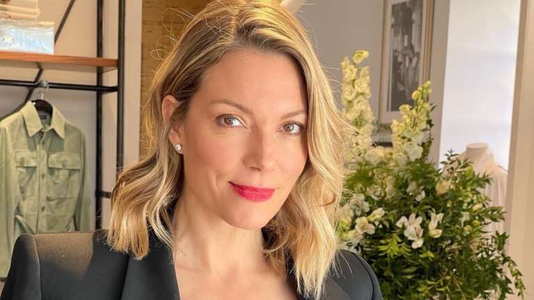 Βίκυ Καγιά: Σατέν slip dress με μπλέιζερ απογευματιάτικα; Κι όμως η fashion expert το συνδύασε ιδανικά