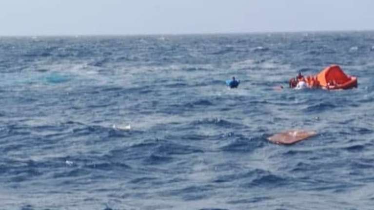 Ναυάγιο στη Μήλο: Συγκλονιστικές εικόνες από τη διάσωση των 18 επιβαινόντων της θαλαμηγού [Βίντεο]