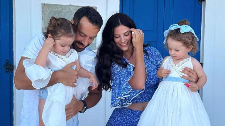 Αριάνα και Φιλίππα Τανιμανίδη: Χέρι - χέρι στα σοκάκια της Αντιπάρου με χαριτωμένα φορέματα και πέδιλα