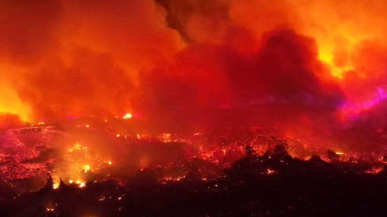 Μαραθώνιος για να τιθασευτεί η φωτιά στη Ρόδο: Η μάχη θα συνεχιστεί για αρκετές μέρες - Πολλά τα ενεργά μέτωπα