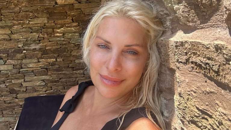 Η Ελένη Μενεγάκη με τον Άγγελο και τη Μαρίνα στα Άχλα της Άνδρου