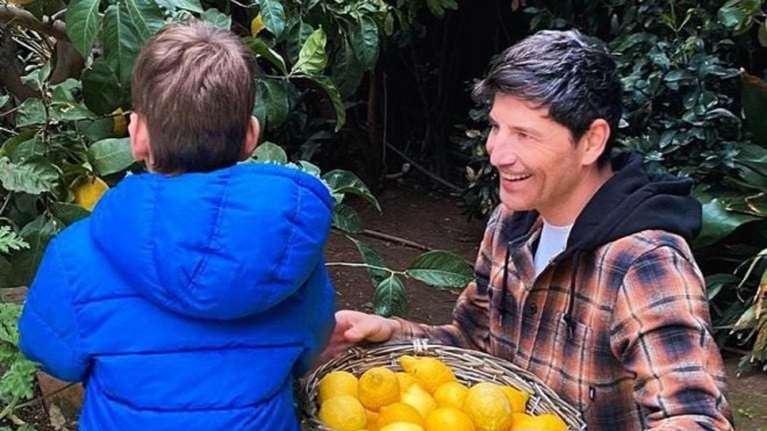 Σάκης Ρουβάς: Υποδέχτηκε την άνοιξη με τον γιο του και τα... λεμόνια τους