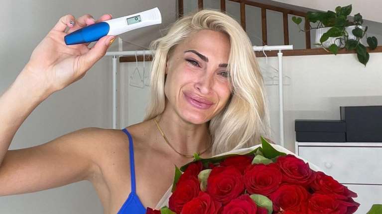 Ευτυχισμένη η Ιωάννα Τούνη: Ποζάρει με φουσκωμένη κοιλίτσα δίπλα στον φίλο της, Steve [εικόνες]