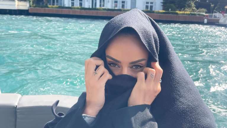 Μαρία Αντωνά: Με παραδοσιακή μαντήλα στην Κωνσταντινούπολη - Χωρίς τον Γιώργο Λιάγκα [εικόνες]