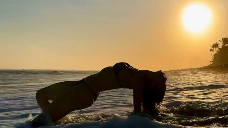 Τα εξωτικά παιχνίδια της Ντορέττας Παπαδημητρίου στις αμμουδιές του μακρινού Μπαλί [εικόνες]