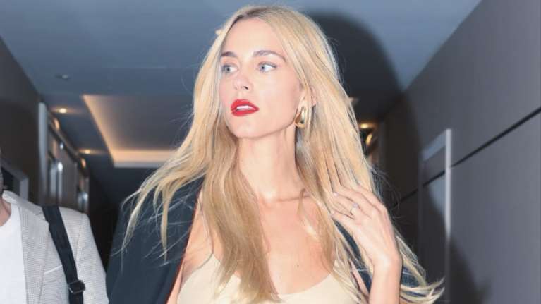 Τέλος τα πολύ μακριά μαλλιά για τη Δούκισσα Νομικού: Η μεταμόρφωσή της με φιλαριστό καρέ και curtain bangs