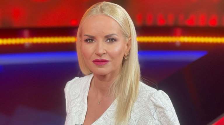 Μαρία Μπεκατώρου: Δείχνει το σώμα της με ροζ ολόσωμο μαγιό χωρίς φίλτρα και ρετούς