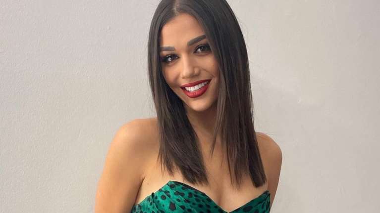 Μελίνα Νικολαΐδη: Εκθαμβωτική βραδινή εμφάνιση με cut out φόρεμα σε χρώμα έκπληξη [εικόνες]